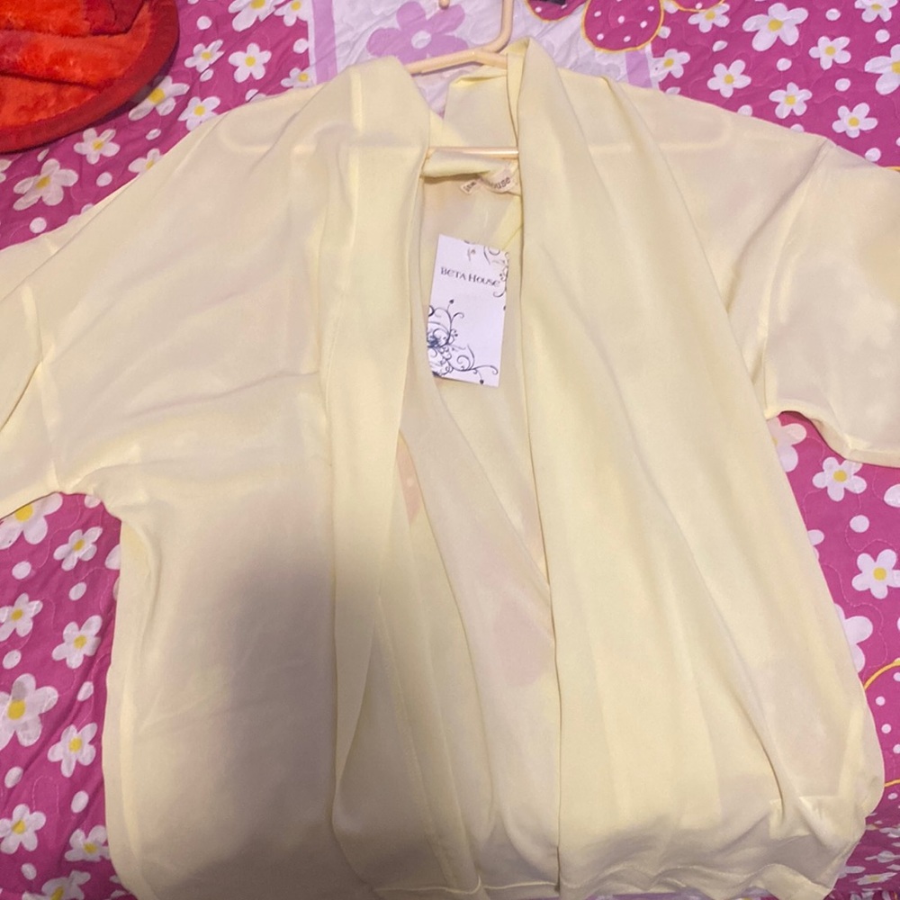 The color is a light yellow spring color